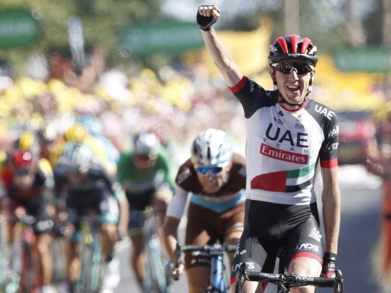 Der Ire Daniel Martin vom Team UAE Team Emirates bejubelt bei der Zieleinfahrt seinen Etappensieg. Foto: C. Ena/AP
