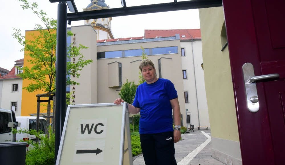 Kathrin Franz wartet auf der einzigen öffentlichen Toilette von Weißenfels auf Passanten. Viele finden das Klo in der Klosterstraße jedoch nicht.
