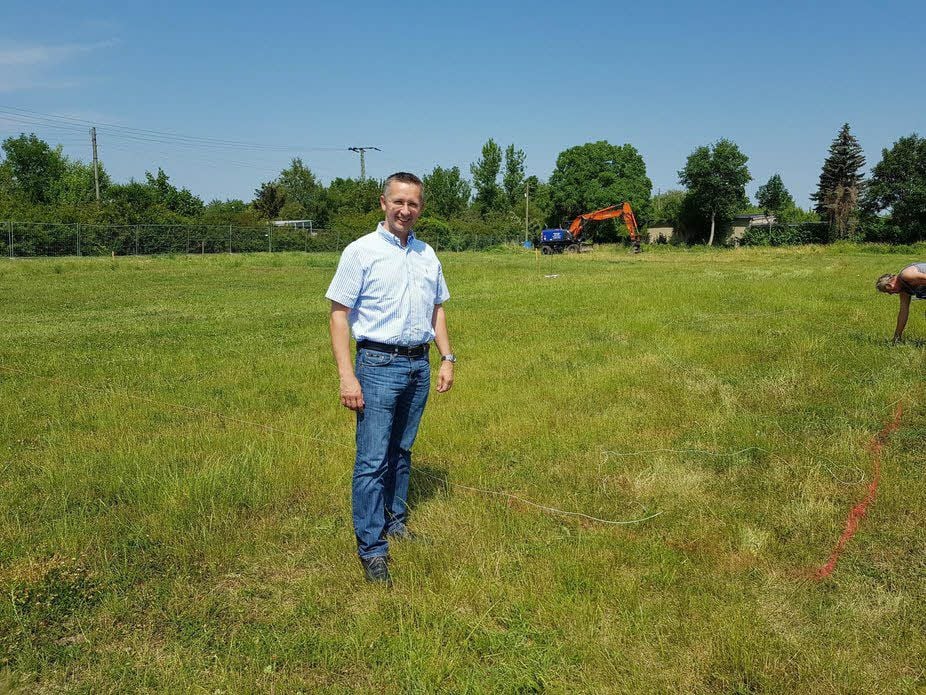 Noch steht Christoph Lux auf einer leeren Wiese - schon Ende des Jahres soll hier ein neuer Euronics-Markt entstanden sein.