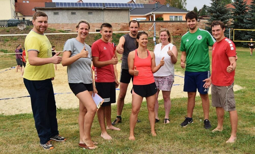 Michael Hoppe (v.l.), Simone Strahl, Colin Schaks, Peter Müller, Stefanie Brix, Astrid Schlegel, Alexander Rubisch, Philip Walter beim Beachvolleyballturnier.