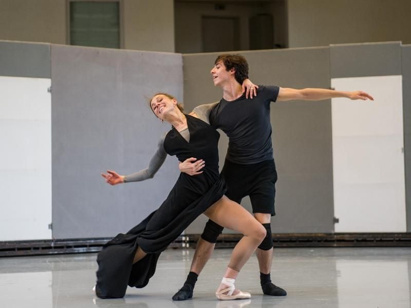 Anna Laudere und Marià Huguet proben eine Szene aus "Anna Karenina". Foto: Christina Sabrowsky