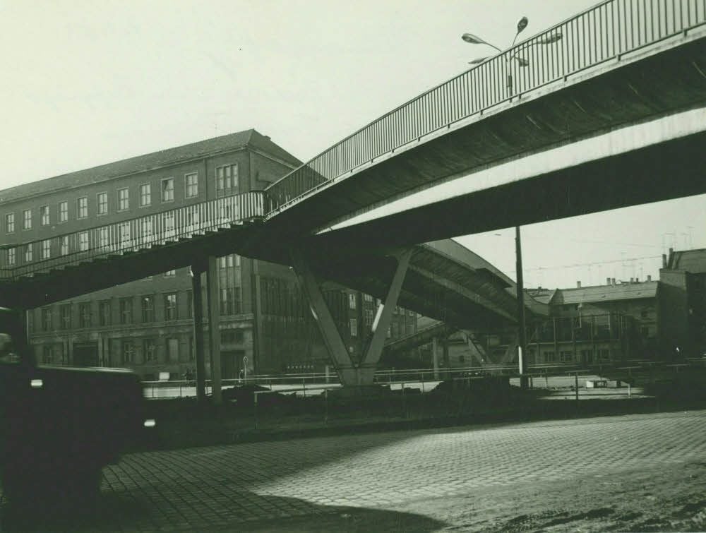 Der Brückenarm rechts führte früher über die Rudolf-Ernst-Weise-Straße.