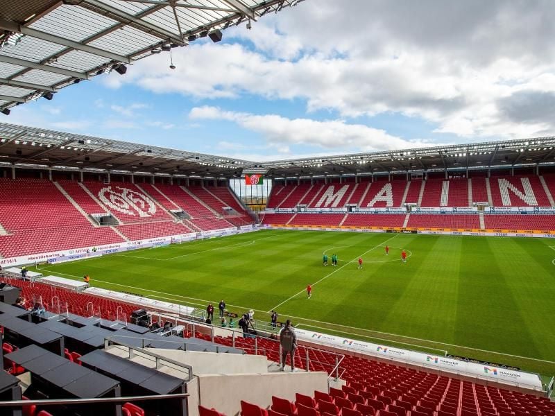 Dem FSV Mainz 05 fehlen in der aktuellen Saison etwa 16 Millionen Euro durch leere Ränge im eigenen Stadion. Foto: Torsten Silz/dpa