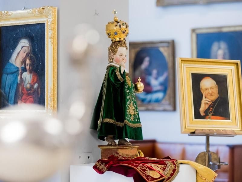 Ein Prager Jesulein mit zwei weiteren Gewändern zum Wechseln (wohl Tschechien 20. Jahrhundert). Foto: Rolf Vennenbernd