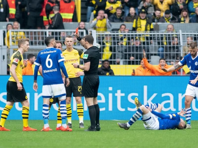 Schiedsrichter Felix Zwayer zeigte Dortmunds Marco Reus (l) die Rote Karte. Foto: Bernd Thissen