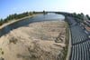 Das teilweise ausgetrocknete Flussbett der Elbe in Magdeburg (August 2015). Die Elbe ist für die Frachtschiffer ein launischer und problematischer Fluss.
