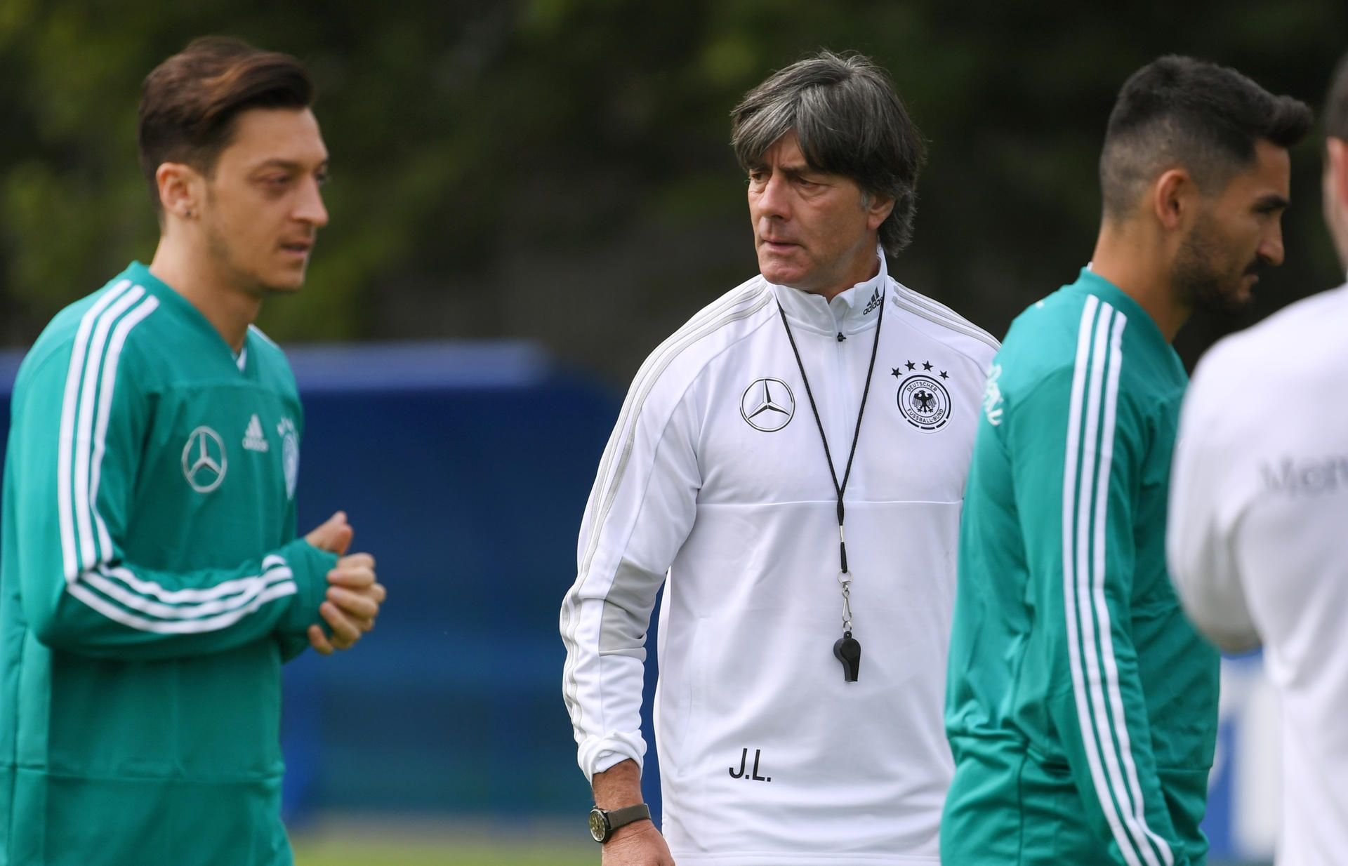 Mesut Özil (l.) und Ilkay Gündogan (r.) aus Deutschland stehen beim Training neben Bundestrainer Joachim Löw.