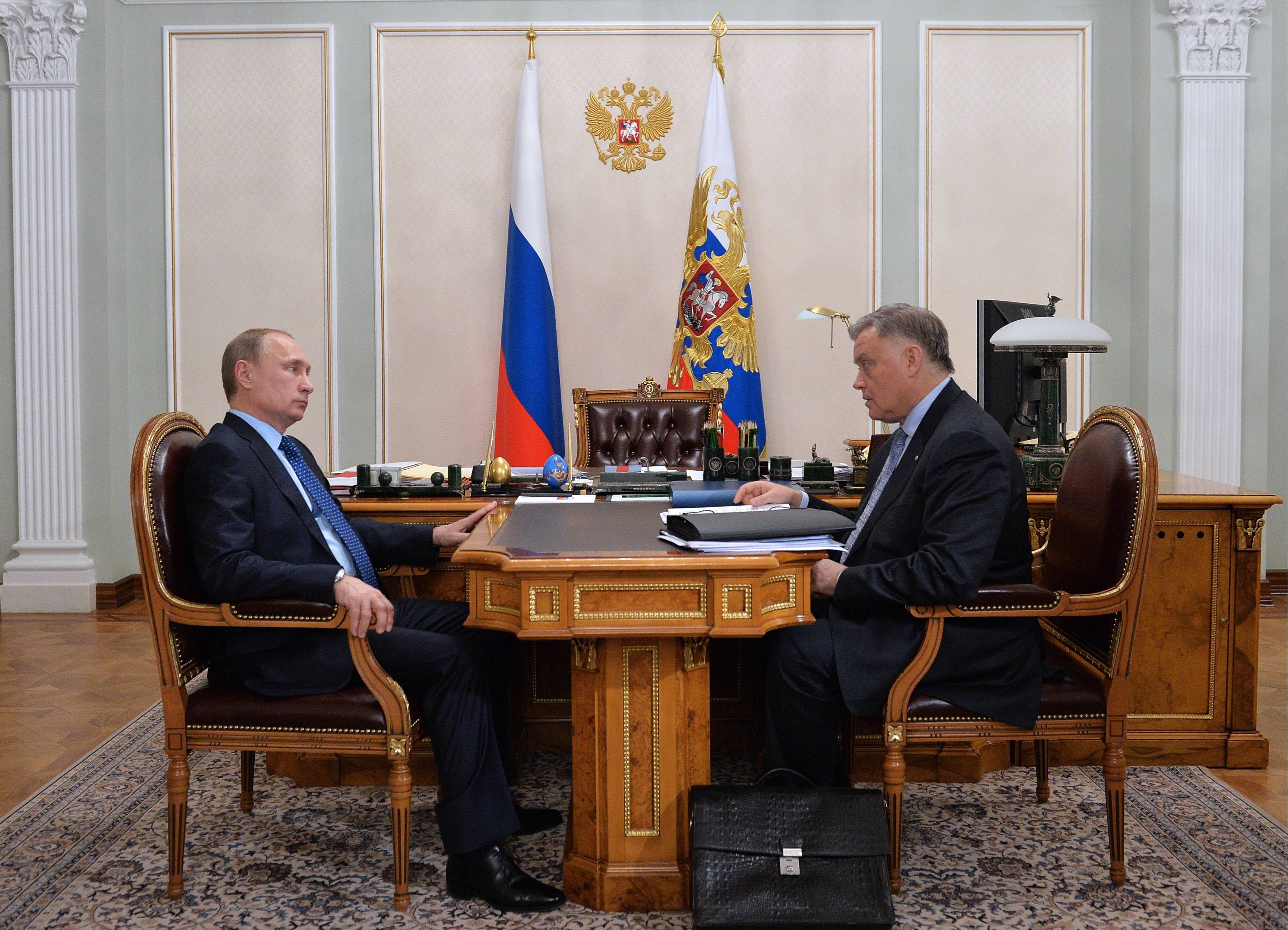 Der Putin-Vertraute Wladimir Jakunin (r.) eröffnet am Freitag sein „Dialogue of Civilizations Research Institut“ in Berlin.