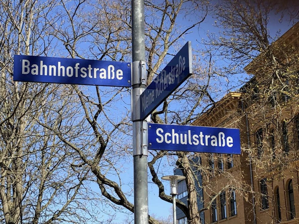 Das neue Schild für die Schulstraße wird wohl um einiges breiter ausfallen, denn hier wird ab Herbst Thilo-von-Trotha-Straße stehen.