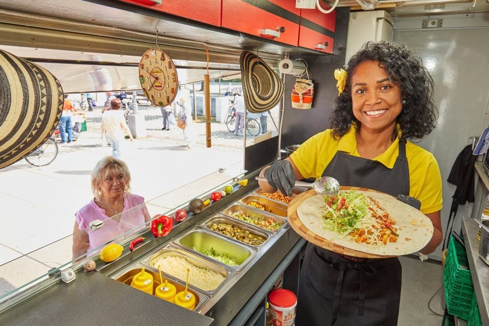 Verzaubert Bernburger mit ihrer lateinamerikanischen Küche: Nasly Fischer in ihrem Foodtruck auf dem Karlsplatz.
