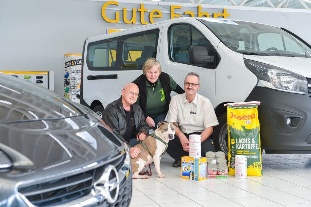 Frank Haensel (rechts) stellt dem Tierheim einen Transporter zur Verfügung. Mit dem können Ralf Konetzny und Schnatti nach Schleswig-Holstein fahren.
