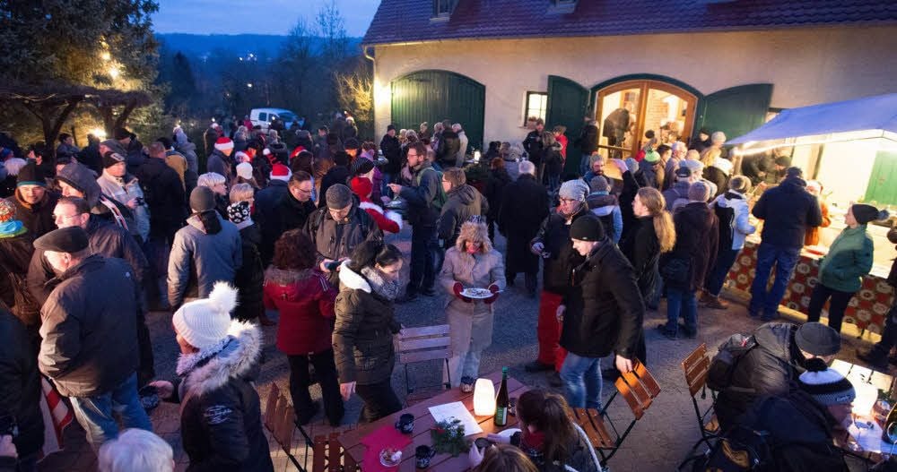 Warm eingepackt und oft auch mit Weihnachtsmützen „zeitgemäß“ gut behütet zieht es Jung und Alt zu „Advent in den Weinbergen“ auf die Meile zwischen Naumburg und Roßbach. Neben warmen Tropfen und vielen kulinarischen Köstlichkeiten gibt es wieder viel zu sehen, zu entdecken und zu hören.