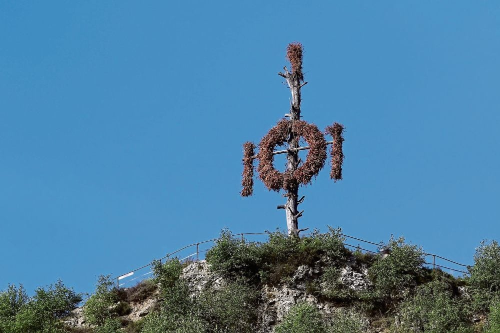Der schroffe Hang, ein Eichenstamm und der Kranz als Sonnensymbol - die mystische Queste zieht seit Jahrhunderten die Menschen in ihren Bann.