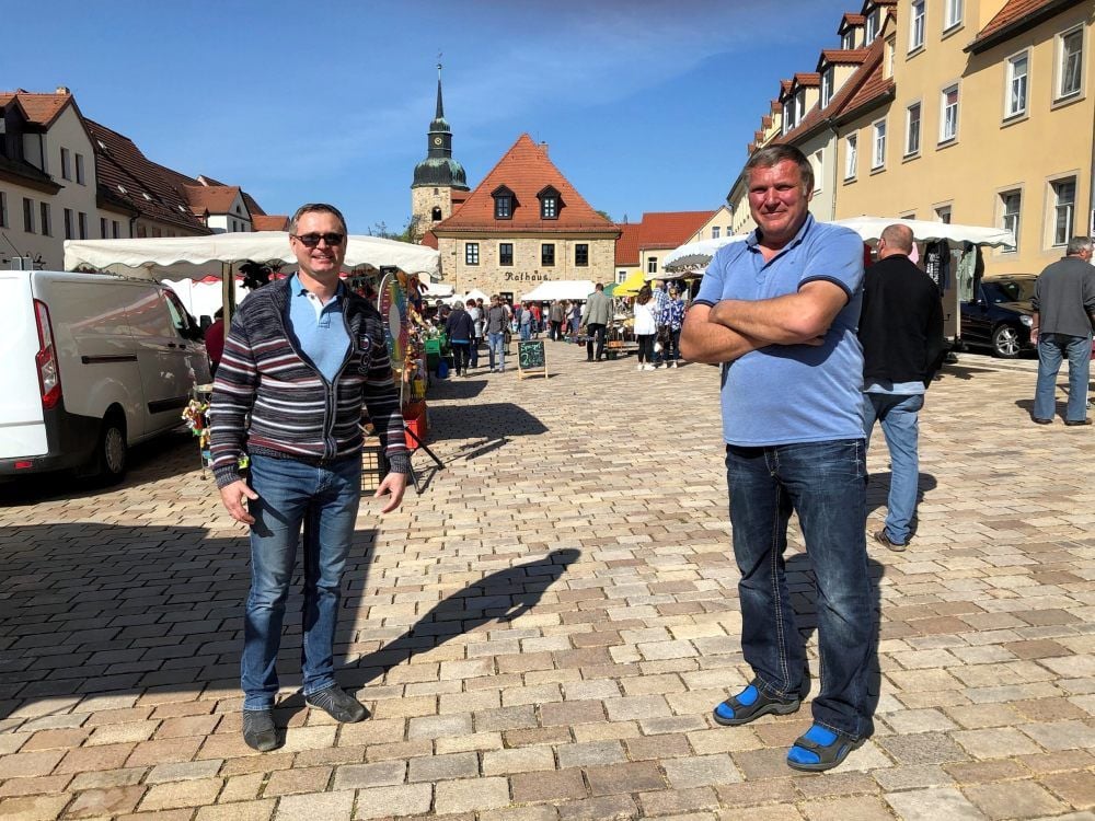 Bürgermeister Christian Runkel (l.) und Norbert Schindler sind froh, dass der Markt in abgespeckter Form stattfinden kann.