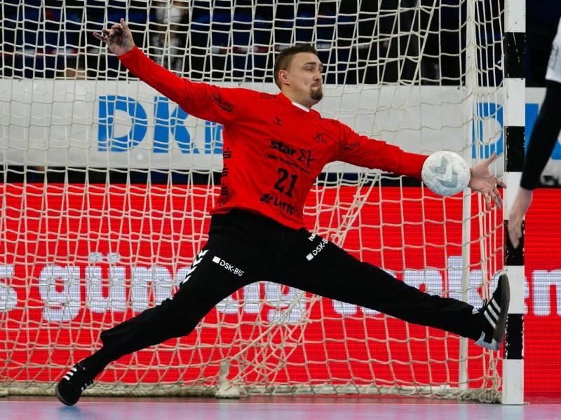 Kiels Torwart Dario Quenstedt pariert einen Ball. Foto: Frank Molter/dpa