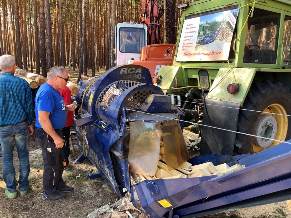 Der mobile Holzsägespalter war erstmals auf dem Lindaer Pferde- und Bauernmarkt zu sehen.