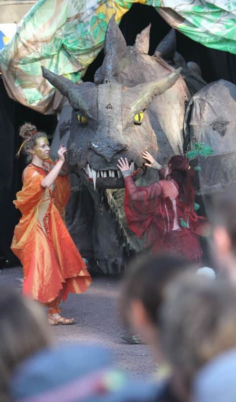 Eine Drachenshow gehört zum Mittelalterspektakel in Magdeburg.