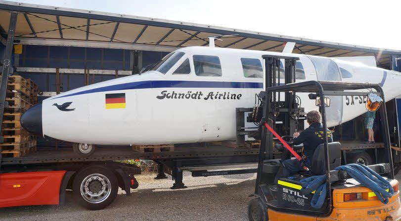 Der Rumpf der zweimotorigen Beechcraft Queen Air wird in Wernigerode verladen.