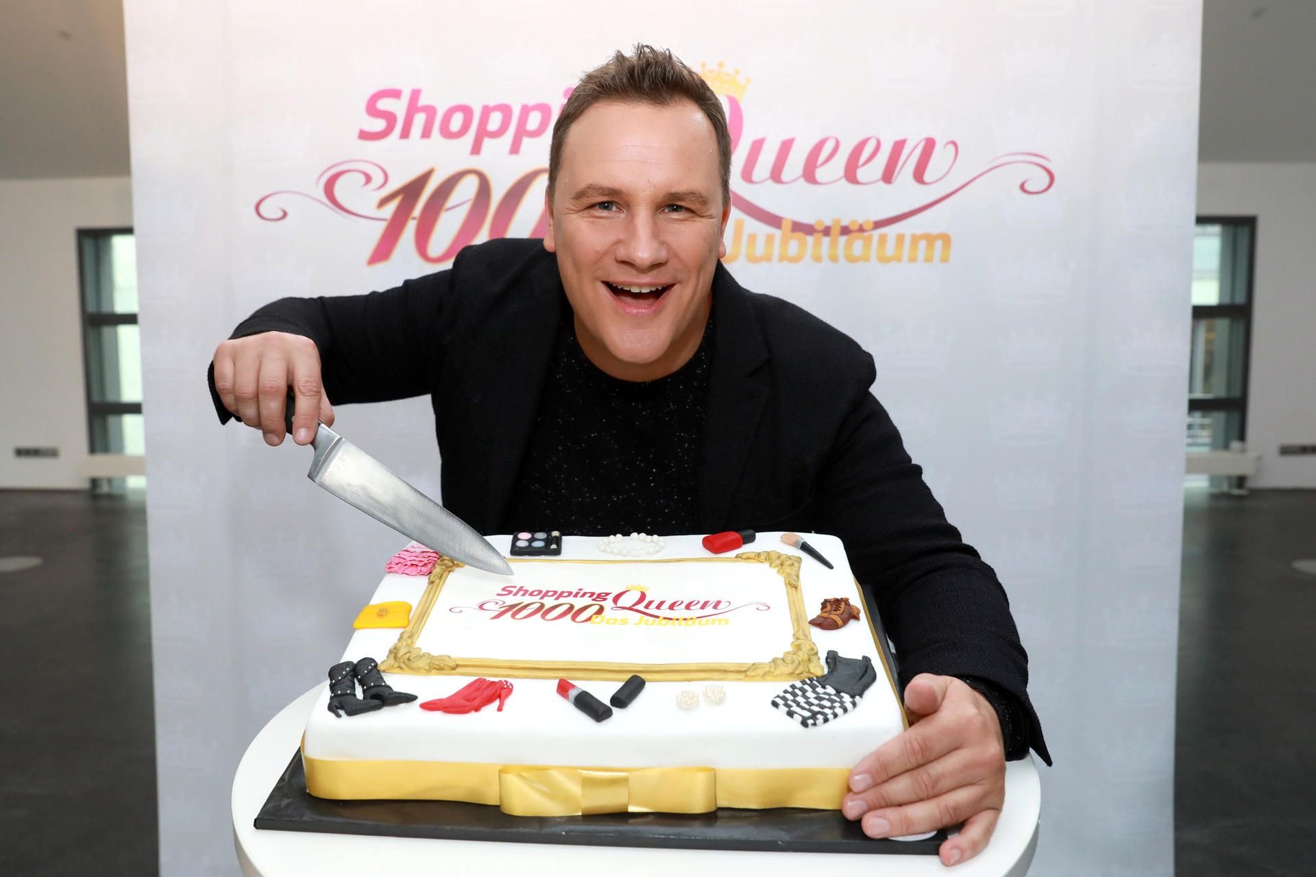 Der Moderator Guido Maria Kretschmer schneidet am 07.10.2016 in Berlin anlässlich der 1000. Vox-Sendung «Shopping Queen» eine Torte an.