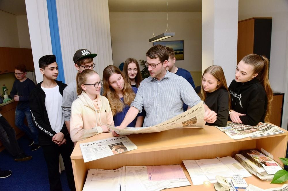 Auch Besuche in der Lokalredaktion waren möglich. Hier erklärt Chefreporter Fabian Wagener der 8. Klasse des Martin-Luther-Gymnasiums Eisleben, wie eine Zeitung entsteht.