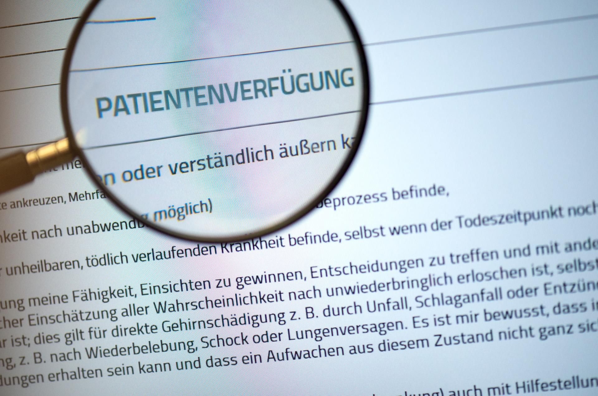 Wer bereits eine Patientenverfügung verfasst hat, sollte diese regelmäßig auf Aktualität prüfen. (Symboldbild)