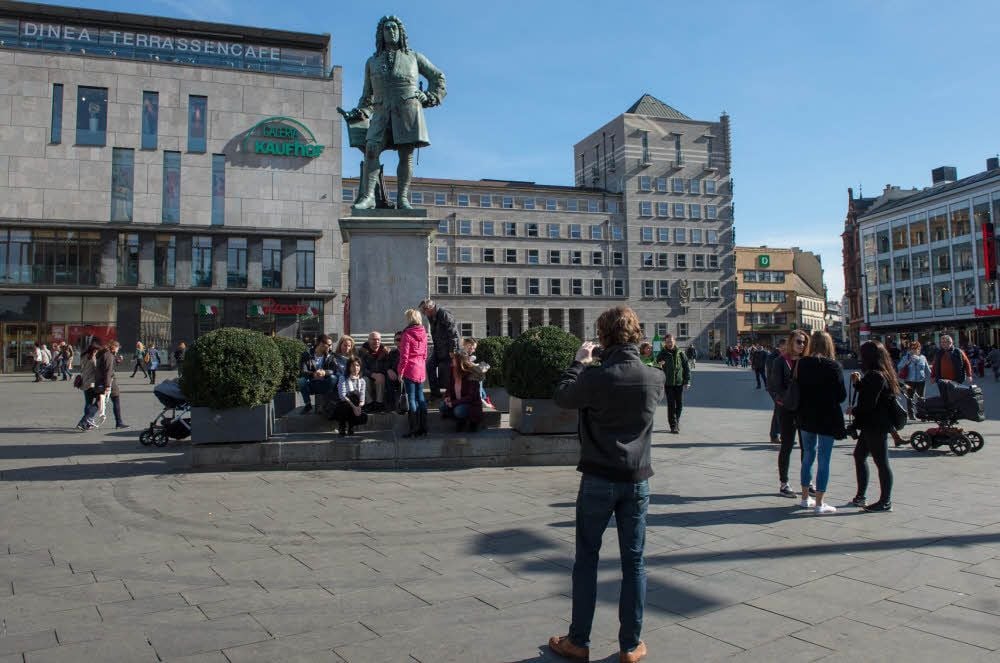 Gruppenbild mit Denkmal: Der Fanclub des halleschen Markt-Heroen wechselt stündlich mehrmals.