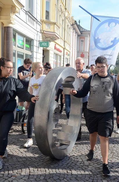 Die Skulptur rollt durch Bernburg.