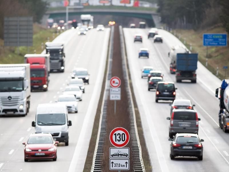 Mindestens den halben Tachostand in Metern lassen Autofahrer zum Vordermann Platz, um im Notfall rechtzeitig anhalten zu können. Foto: Soeren Stache/dpa-Zentralbild/dpa-tmn