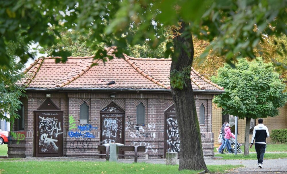 Der Klinkerbau am Schuman-Platz steht unter Denkmalschutz. Nun soll die WC-Anlage wieder dauerhaft genutzt werden.