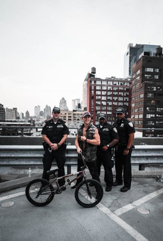 Auch in New York wollten Polizisten Böhm erst verhaften, am Ende machten sie bei einem Videoclip mit.