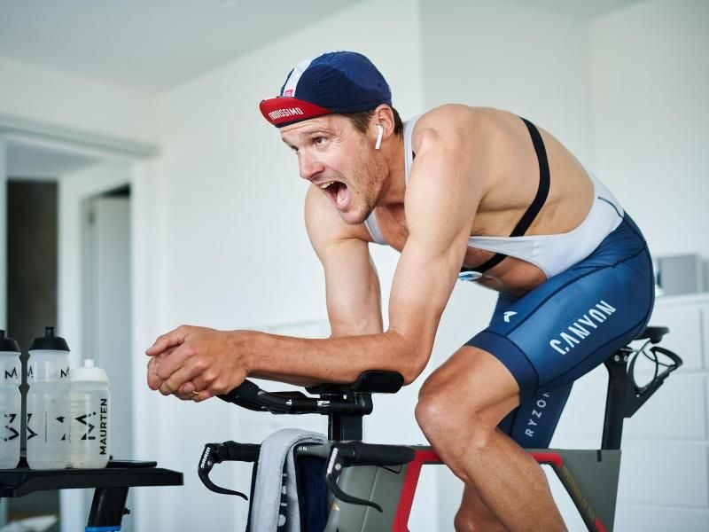 Triathlet Jan Frodeno auf seinem Rollentrainer. Foto: Felix Rüdiger/dpa