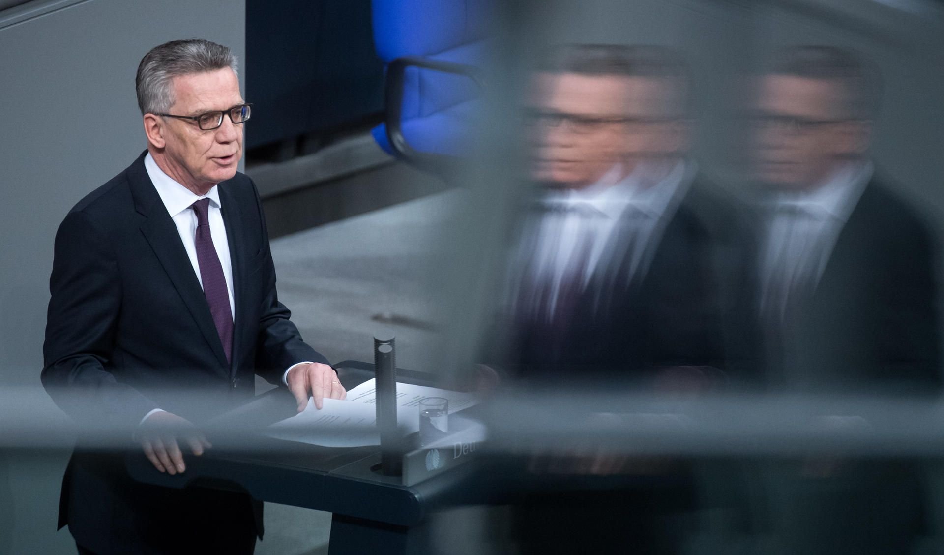 Bundesinnenminister Thomas de Maizière (l, CDU)