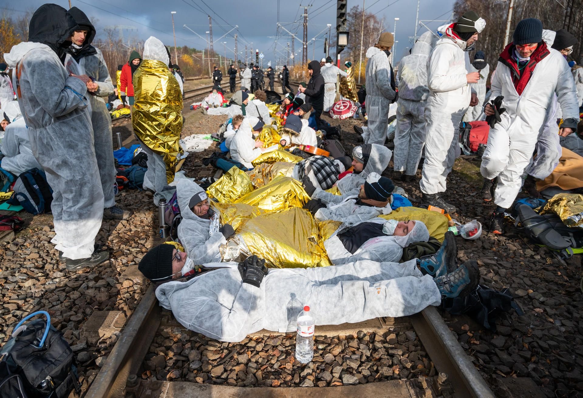 Umweltschutzaktivisten blockieren Bahngleise, die zum Kohlekraftwerk Jänschwalde führen.