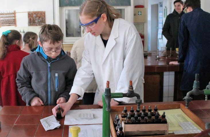Sirin Ewert erklärt Ben Mauritz das Bestimmen von ph-Werten.