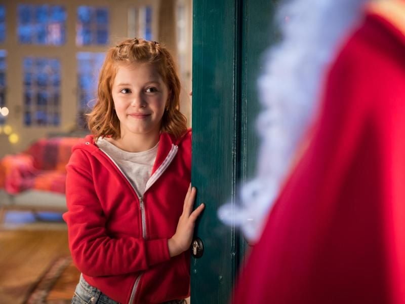 Die Hexe Lilli (Hedda Erlebach) ist ein warmherziges Mädchen und versteckt seine übernatürlichen Kräfte vor seiner alleinerziehenden Mutter. Foto: Universum Film