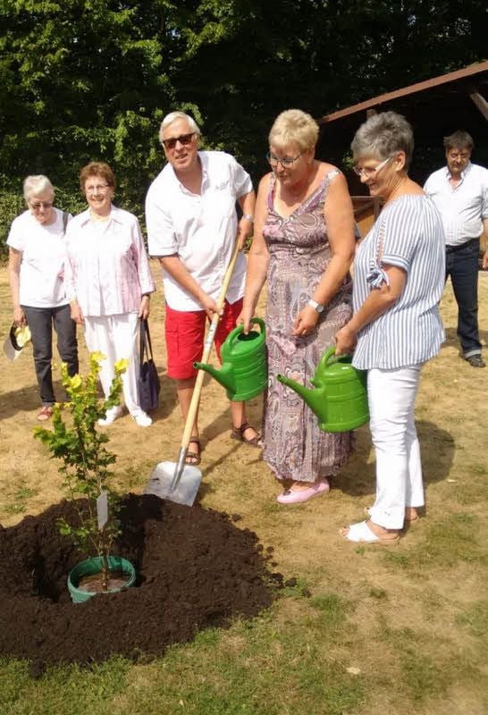 Der kleine Ginkgo - der Baum gilt tatsächlich auch als Symbol für Freundschaft - soll dafür stehen, dass die Freundschaft der Seniorenvertretungen von Pratau und Goslar nicht wieder einschlafe, sondern wachse, wünscht Siegfried Rey, der Vorsitzende der Seniorenvertretung Goslar.