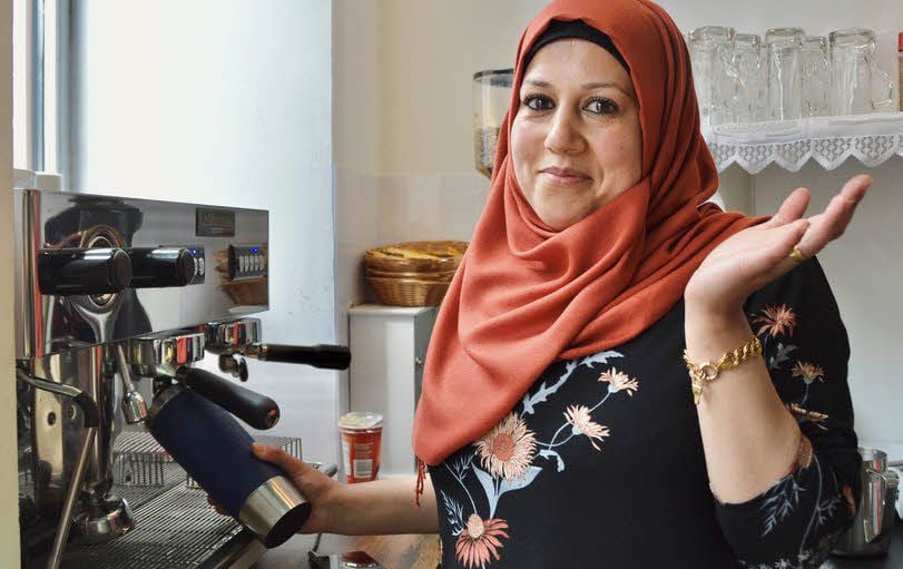 Ishan Aljabr bekommt den großen Becher nicht unter den Automaten.
