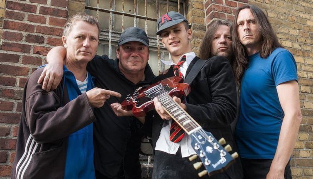 Halles AC/DC-Coverband „The Jailbreakers“ kommen auf die Bühne am Freibad Piesteritz.