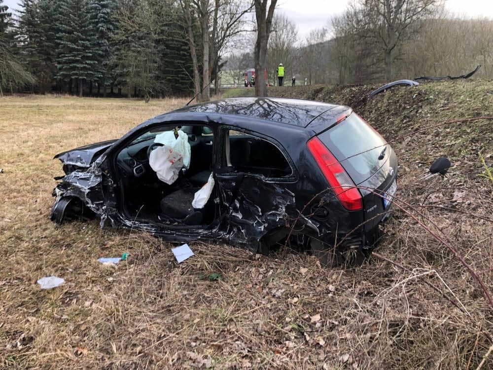 Der Fahrer wurde in seinem Auto eingeklemmt und musste von der Feuerwehr befreit werden.
