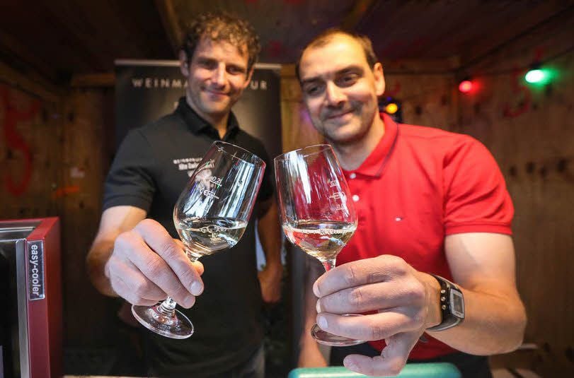 Marcel und Marcus Schubert (r.) von der Weinmanufaktur Alte Zuckerfabrik in Laucha/Unstrut stoßen mit einem guten Tropfen an.