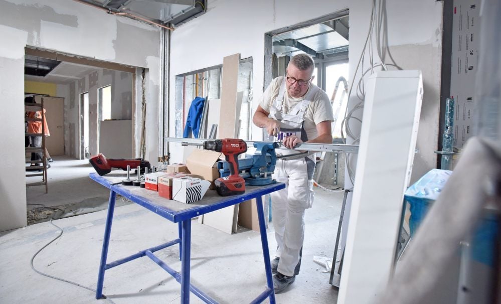 Jürgen Häckel von der Firma H+H-Trockenbau gehört zu den Handwerkern, die die Räume des neuen Hybridlabors vorbereiten.