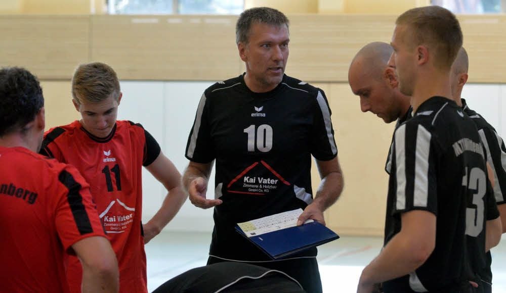 Trainer Ulf Jonas will am Freitag bei seiner Rede viel positive Energie unter den Regionalliga-Volleyballern des MTV Wittenberg verbreiten.