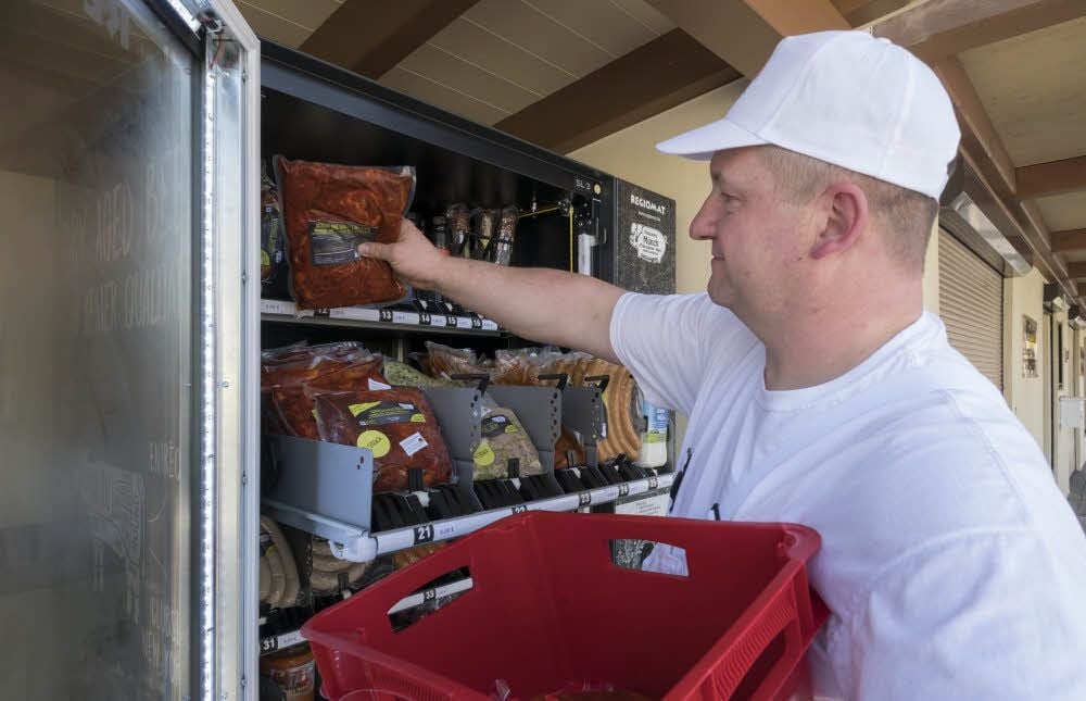 Fleischermeister Thomas Münch bestückt den Automaten.