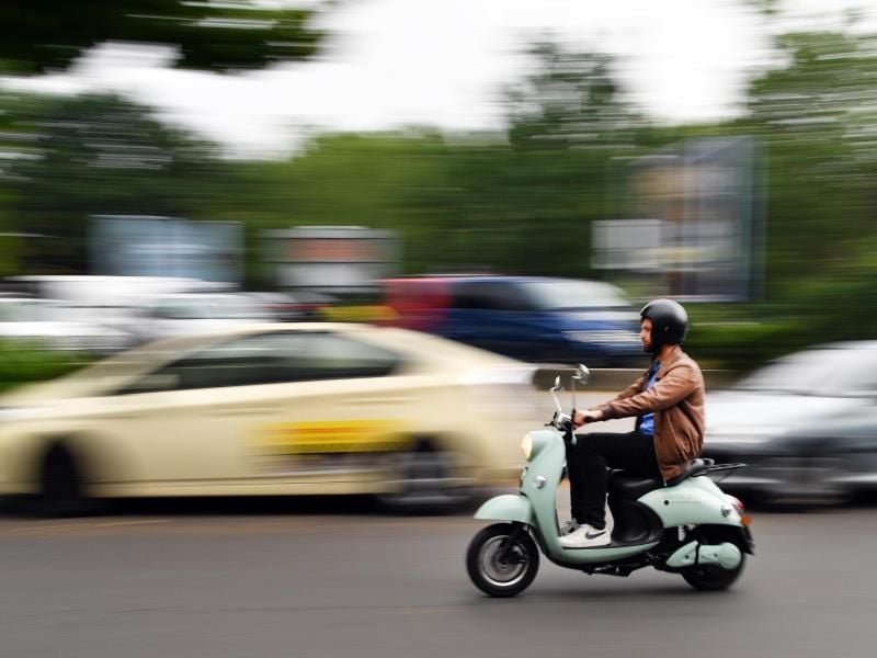 Lange, abriebfeste Kleidung ist im Sommer unangenehm. Doch beim Rollerfahren ist sie unerlässlich. Denn auch schon kleine Stürze können zu schweren Wunden führen. Foto: Jens Kalaene