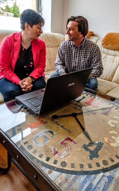 Auf der Anwaltscouch: Doreen Elmenthaler und Stefan Kretschmar im Büro der Freien Wähler, die künftig kostenlose Rechtsberatung bieten