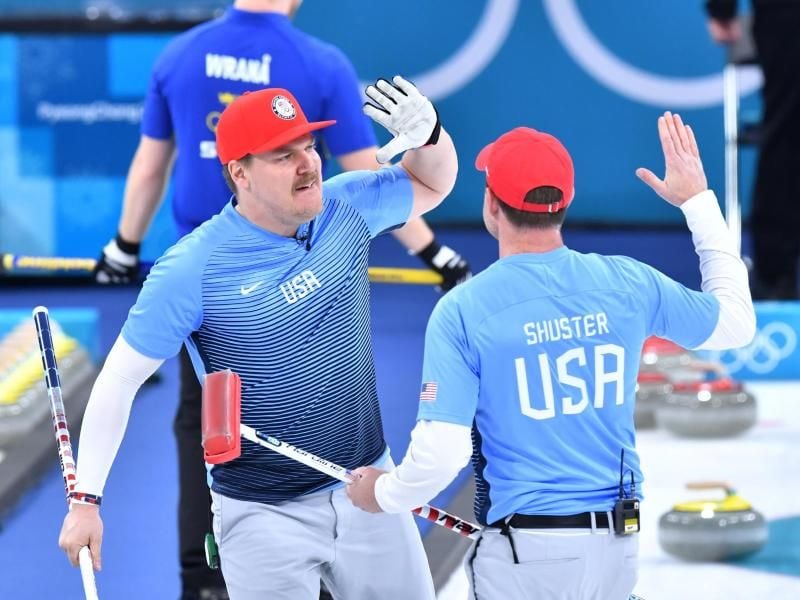 Die US-Curler John Matt Hamilton (l) und John Shuster klatschen sich ab. Foto: Peter Kneffel