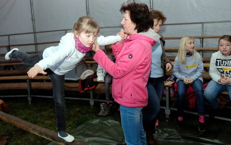 Abc-Schützin Merle Schiller aus der Grundschule Prettin versucht sich unter Mithilfe von Trainerin Marion Sperlich auf dem Schwebebalken.