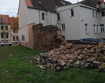 Die eingestürzte Mauer in der Lindenallee