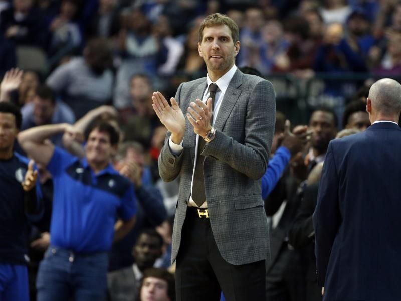 Der verletzte Dirk Nowitzki beklatscht den Sieg seines Teams. Foto: Michael Ainsworth/FR171389 AP