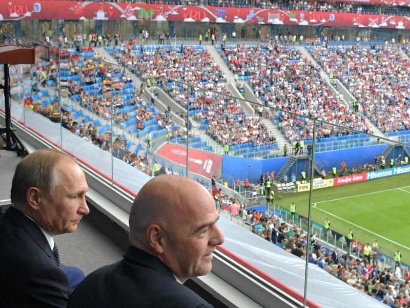Russlands Präsident Wladimir Putin (l) und FIFA-Präsident Gianni Infantino verfolgen gemeinsam ein Spiel. Foto: Alexei Druzhinin/POOL SPUTNIK KREMLIN